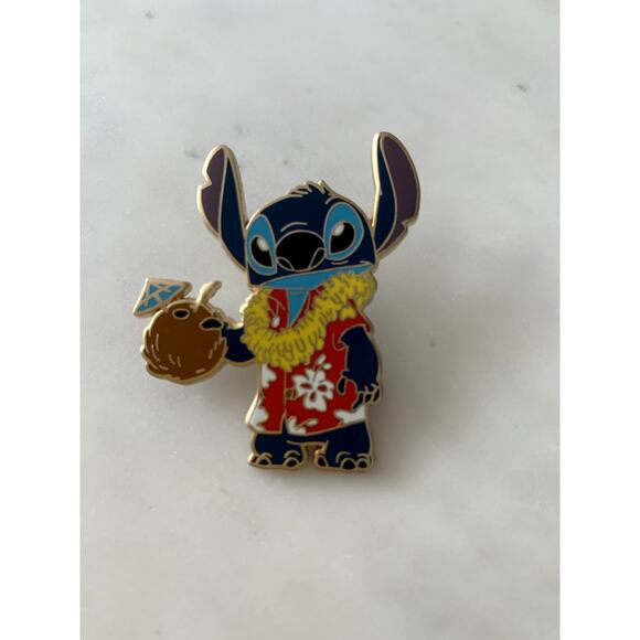 Lilo and Stitch Hawaiin Shirt Lei Coconut Drink Disney Trading Pin - Picture 1 of 2